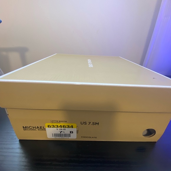 SOLD! BRAND NEW MICHAEL KORS Boots 7.5 US Water and stain repellent DONE - Picture 8 of 11